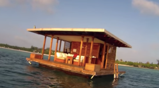 Manta Resort, la cabaña acuática con una escalera interior al sótano